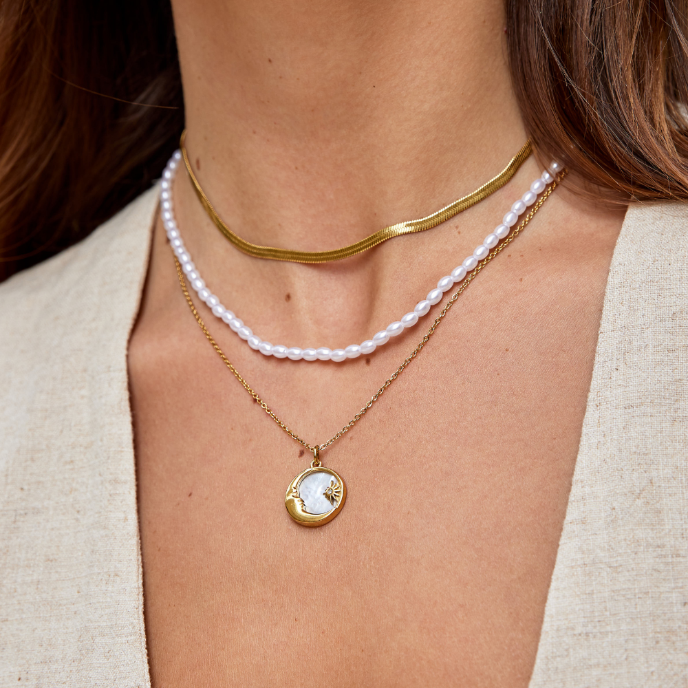 Elisa-Marie – Sanft gewölbte goldene Halskette.