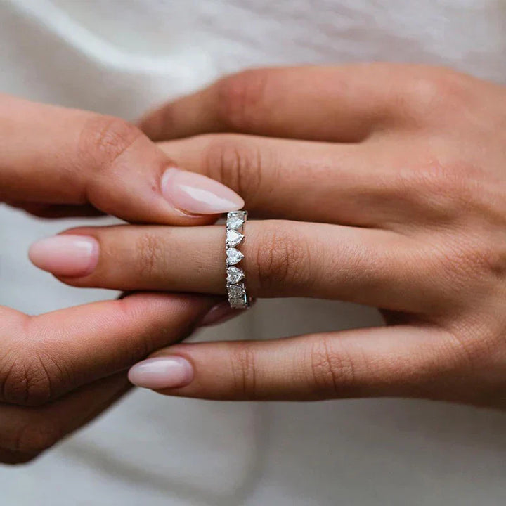 Fiona – Diamantring mit glänzendem Rand.