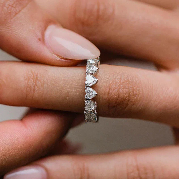 Fiona – Diamantring mit glänzendem Rand.