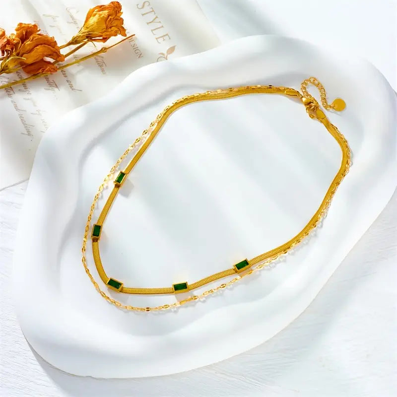 Annelie – Halskette mit Smaragd und goldenen Akzenten.