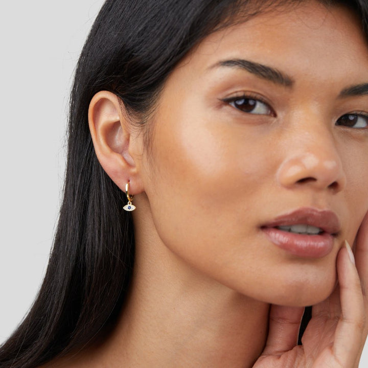 Luana – Goldene Ohrringe mit zarter Perle.