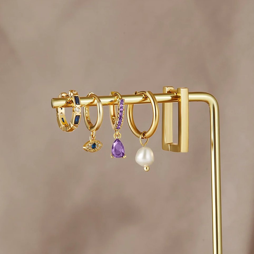 Luana – Goldene Ohrringe mit zarter Perle.