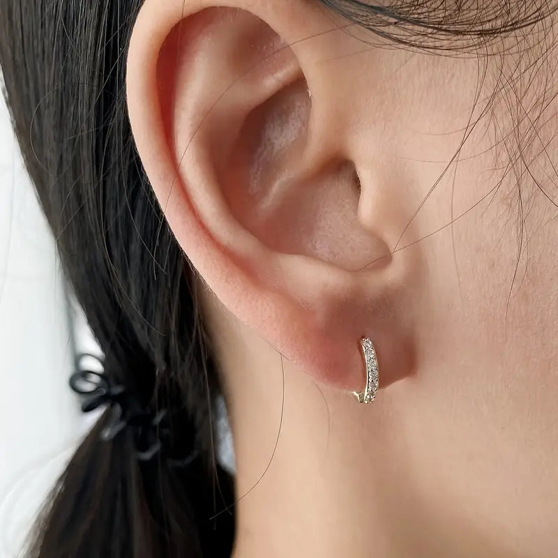 Nora – Goldene Ohrringe mit feinen Steinen.