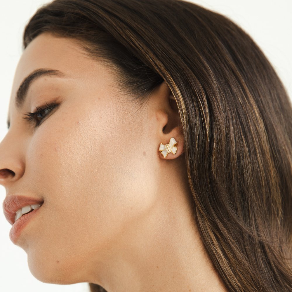 Klara – Goldene Ohrringe mit Blumenmotiv.