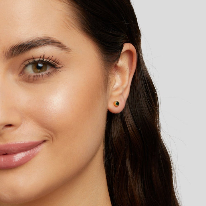 Viktoria – goldene Ohrringe mit grünem Stein.