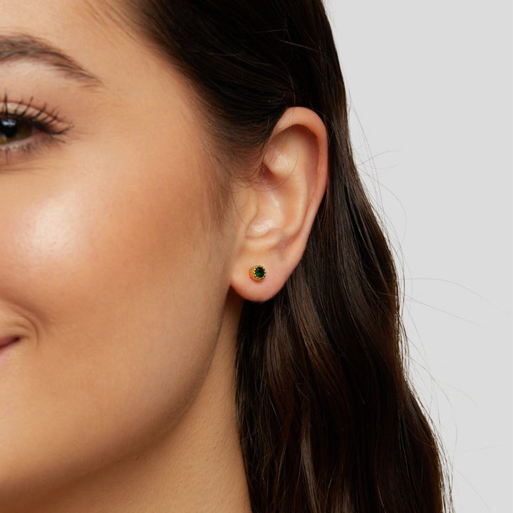 Viktoria – goldene Ohrringe mit grünem Stein.