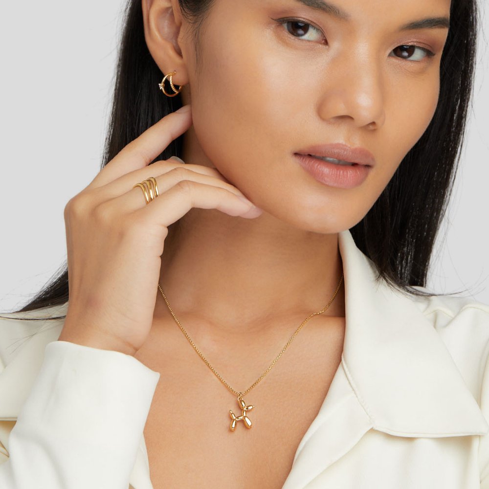 Nora – Zarter Halsreif mit Schmetterlingsanhänger.