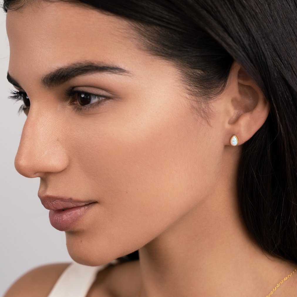 Melina – Kleine goldene Ringe mit feinem Loch.