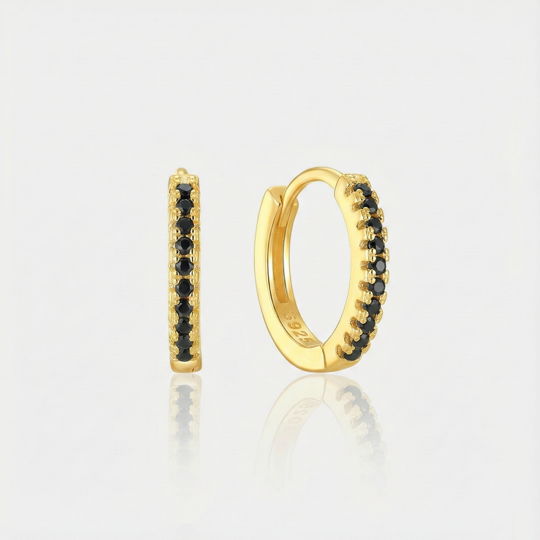 Theresia – Goldene Ohrringe mit sanfter Krümmung.