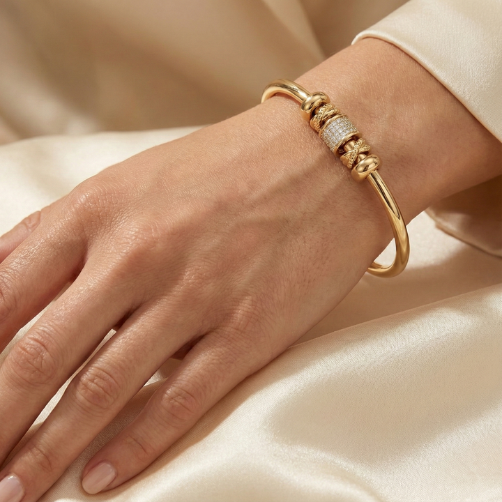 Nina - Verstellbares goldenes Armband mit Anhängern