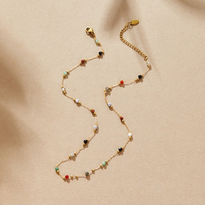 Helmina – Bunter goldener Halsreif mit Emaille-Akzenten.