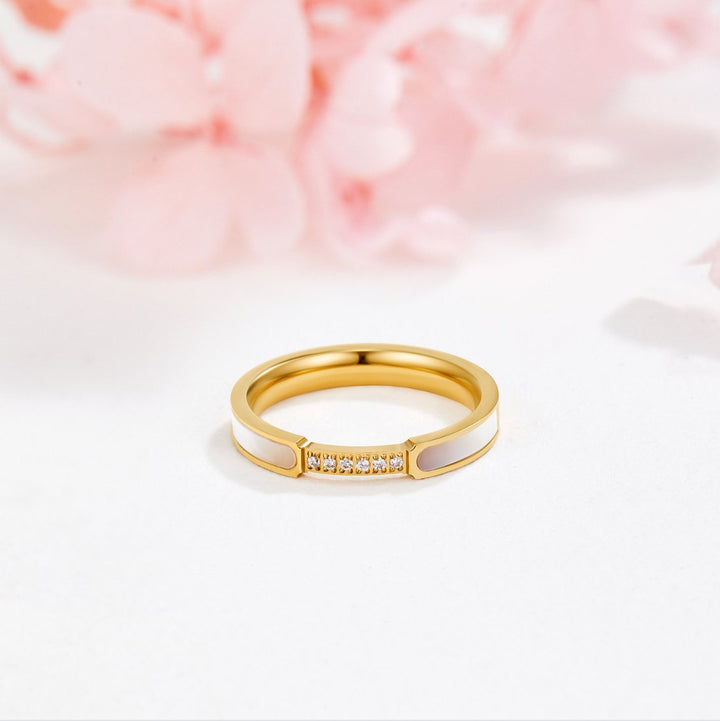 Lara – Schmaler goldener Ring mit Glanz.