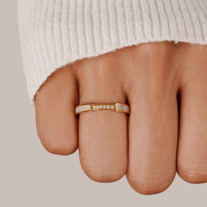 Lara – Schmaler goldener Ring mit Glanz.