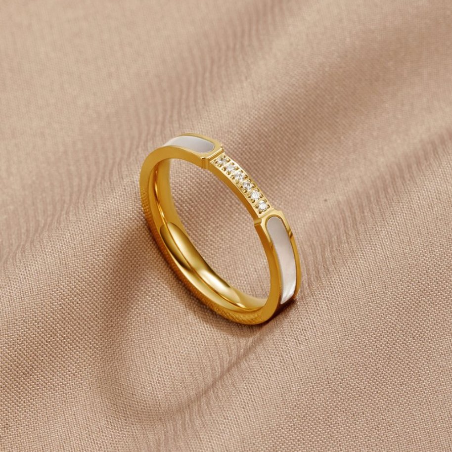 Lara – Schmaler goldener Ring mit Glanz.