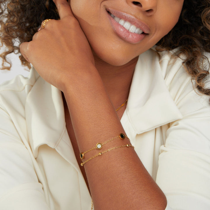 Carla – Zarter goldfarbener Armreif mit runden Elementen.