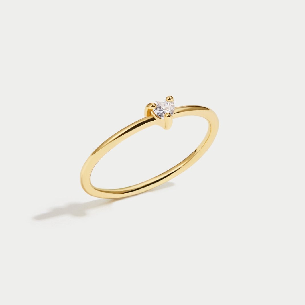 Leonie – Einfacher goldener Ring mit glatter Oberfläche.