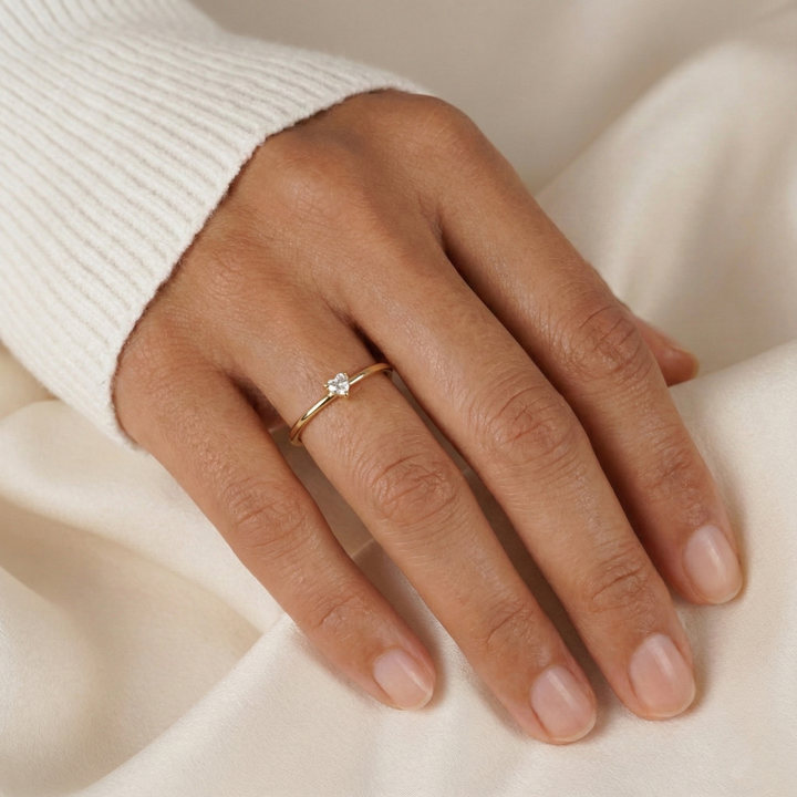 Leonie – Einfacher goldener Ring mit glatter Oberfläche.