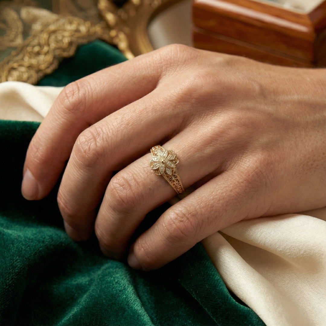 Daniela - Goldring mit exotischem Blumenmotiv aus Zirkonia