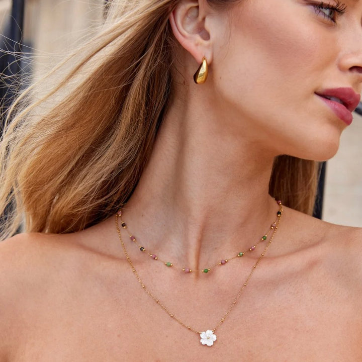 Alena – Goldene Halskette mit Blumenanhänger.