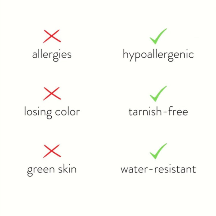 Alena – Goldene Halskette mit Blumenanhänger.