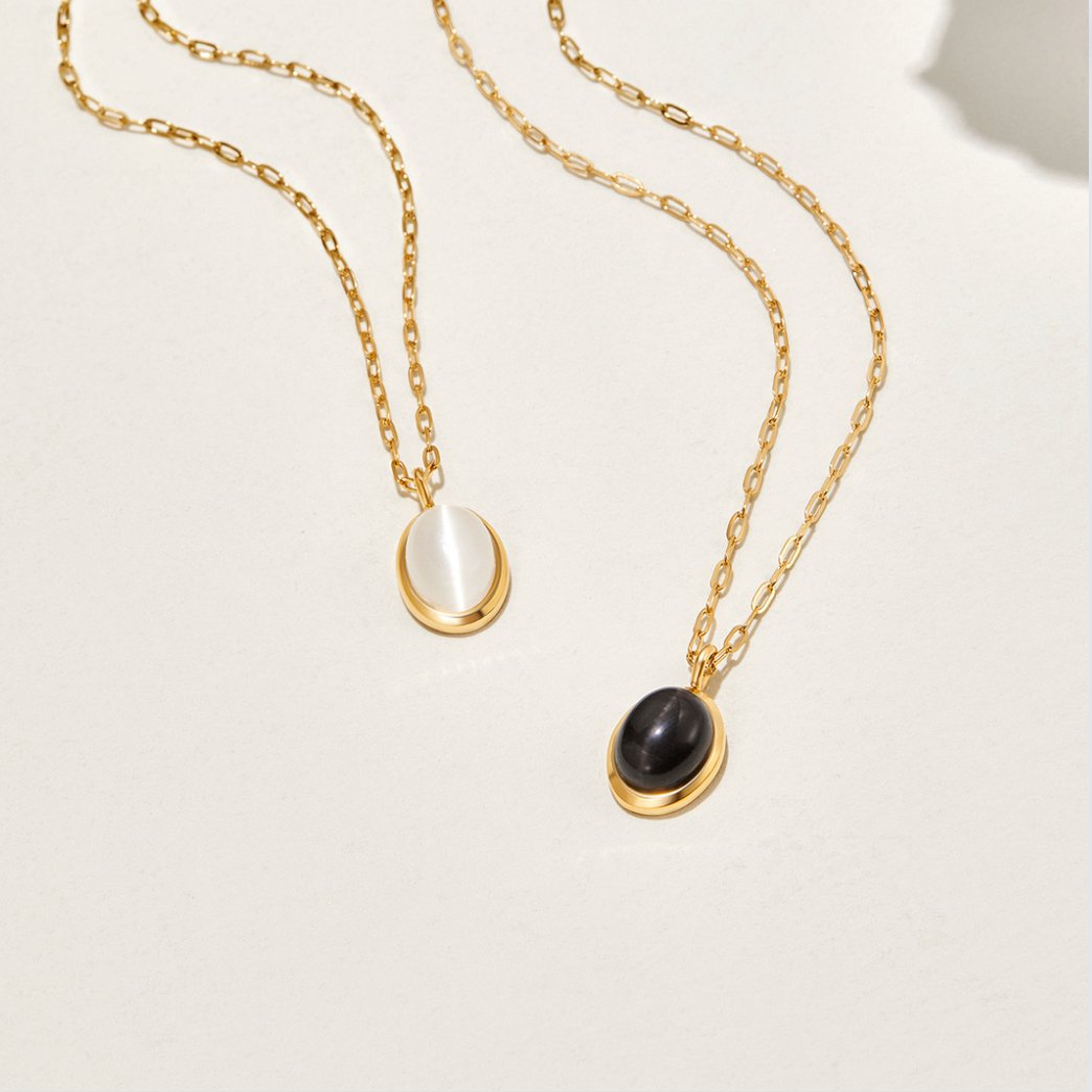 Veronika – Goldene doppelte Halskette mit schwarzen Akzenten.